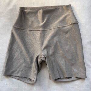 Alo Yoga Airlift High-Waisted Leopard 5” Biker + Bra Set